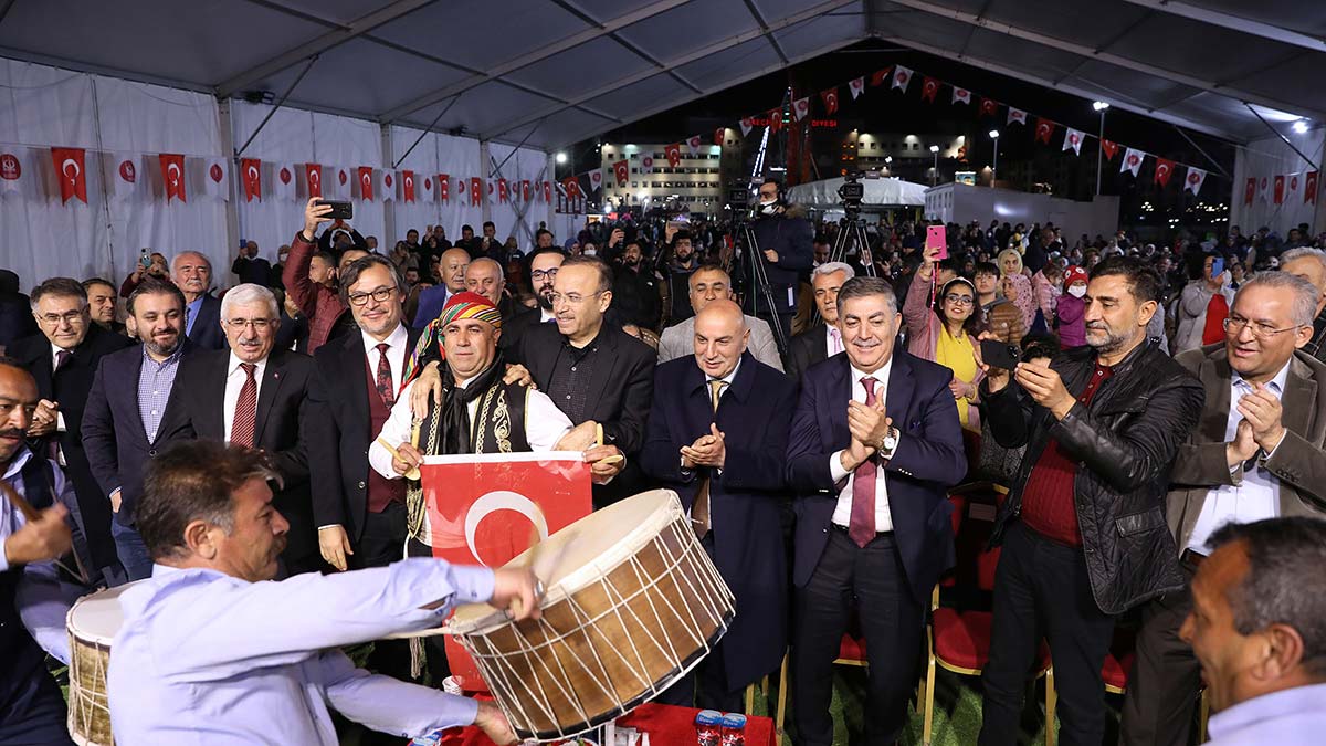 Keçiören belediyesi ramazan ayının 16’ncı gününde kırşehir gecesi düzenleyerek şarkı, türkü ve çeşitli gösterilerle coşkulu bir geceye daha imza attı.