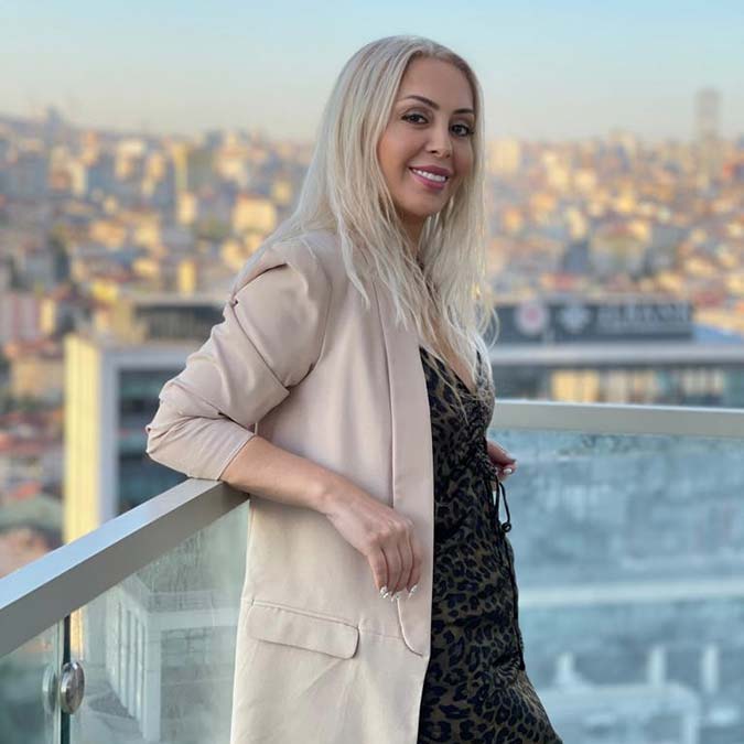 Demet Akalın'ın tercihi "Hostes Tırnağı"