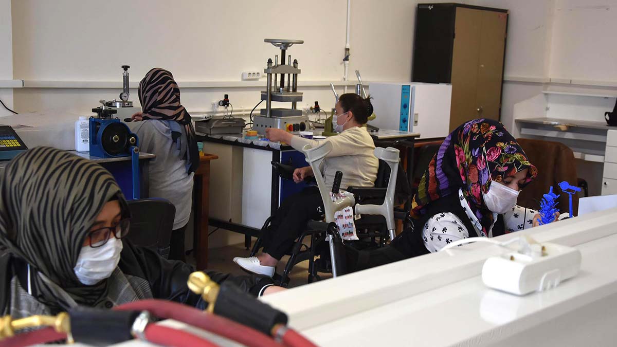 Değersiz taşlar satış garantili takılara dönüşüyor