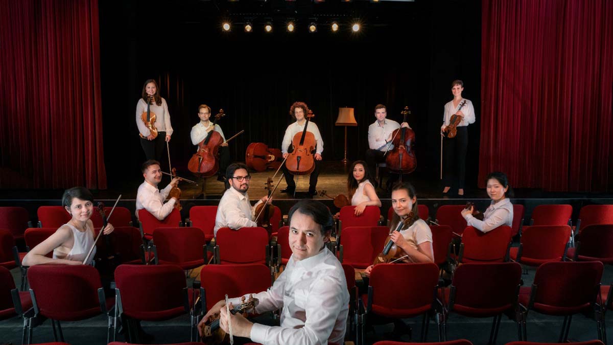 Önder Baloğlu keman repertuvarının en gözde eserlerinden olan Felix Mendelssohn Keman Konçertosu’nu solist olarak, Wolfgang Amadeus Mozart’ın ünlü 40. Senfonisini başkemancı pozisyonunda yöneterek bir ilke de imza attı.