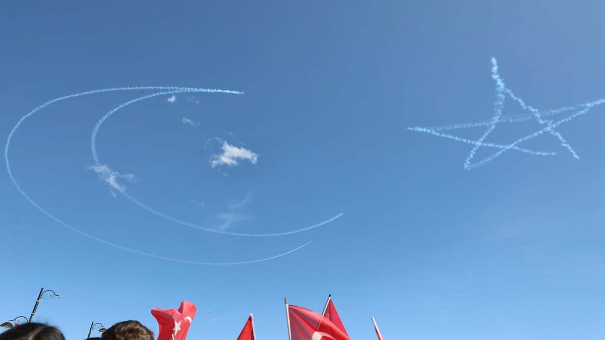 Ağrı'nın kurtuluş yıl dönümünde gösteri uçuşu