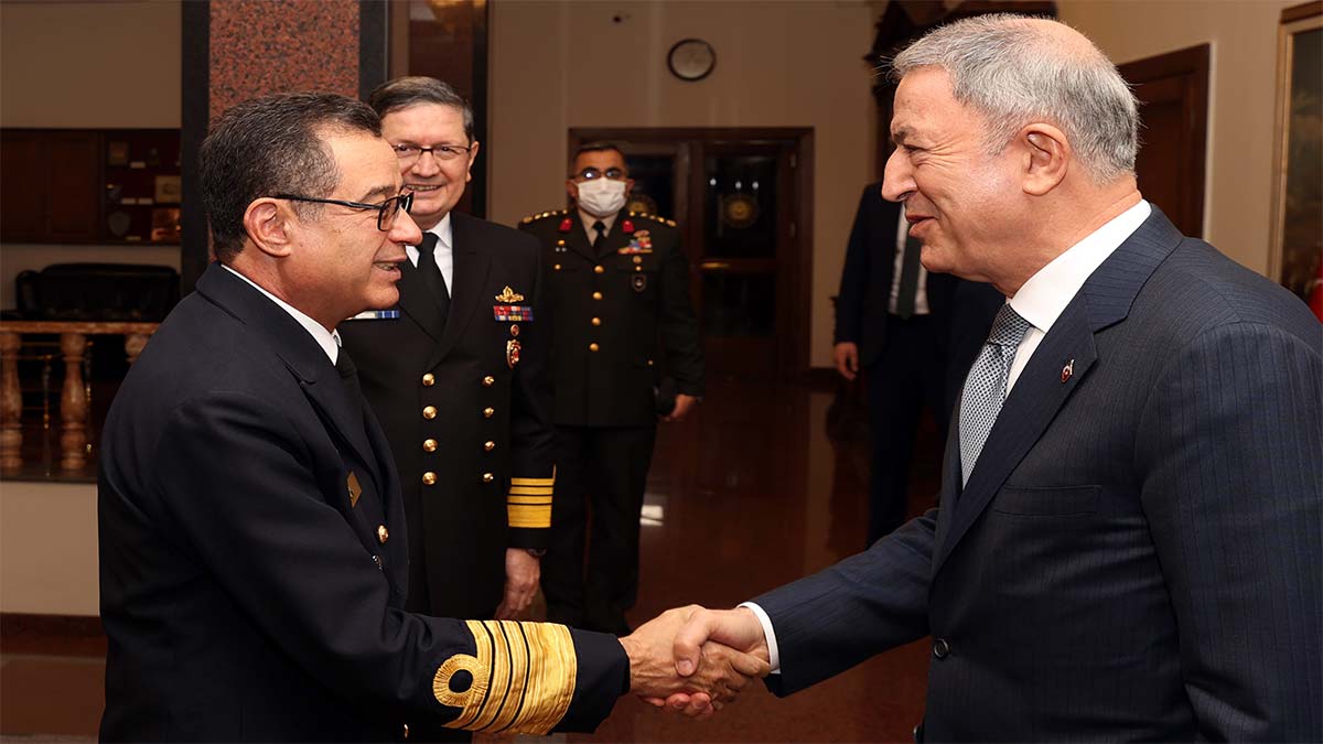 Akar, Brezilyalı Oramiral Santos'u kabul etti