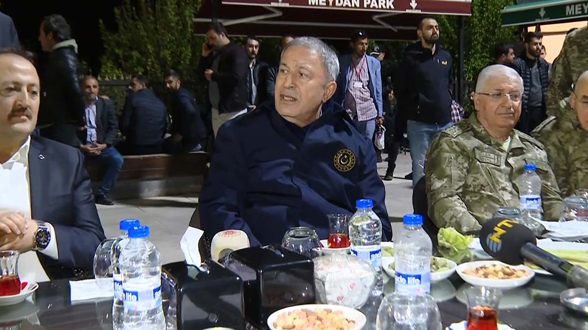 Akar, Irak sınırının sıfır noktasında iftar yaptı