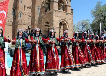 Akdamar Adası'nda Badem Çiçeği Festivali