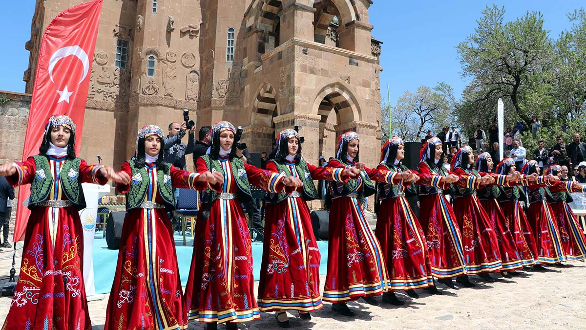 Akdamar Adası'nda Badem Çiçeği Festivali