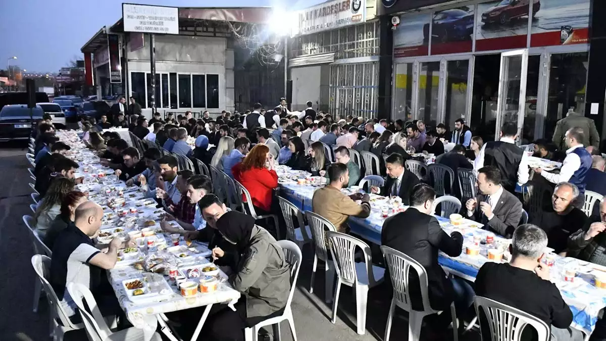 Akşener, oto sanayi çalışanlarıyla iftar yaptı