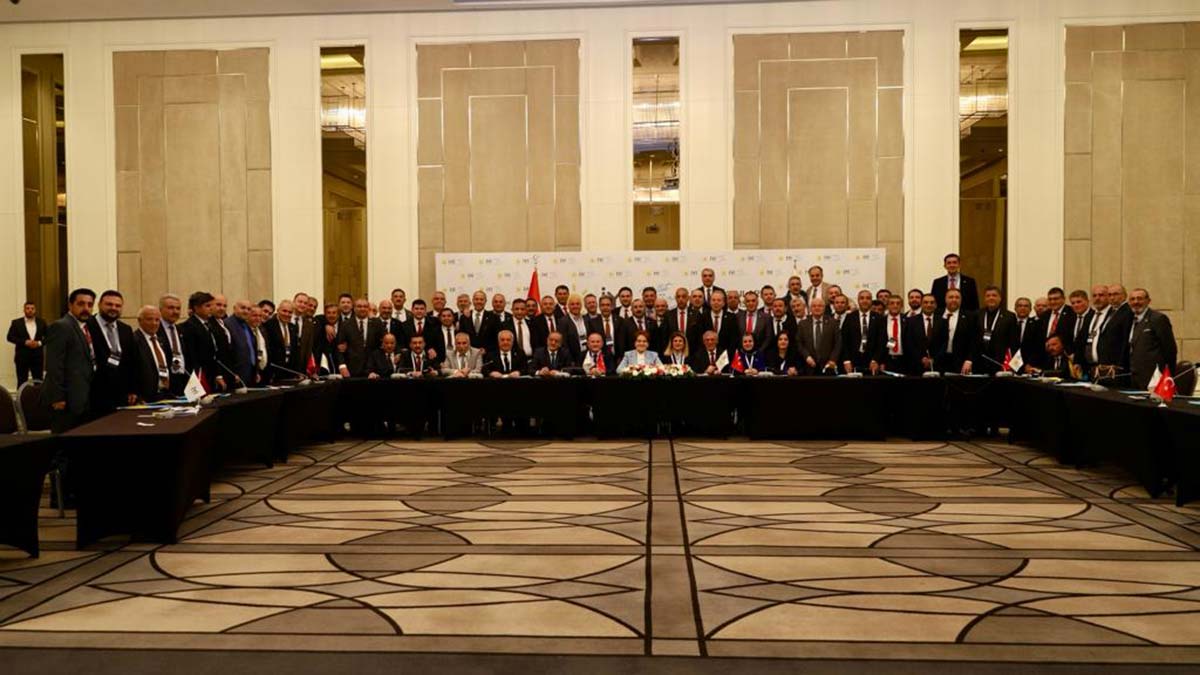 Akşener, partililerle iftarda bir araya geldi