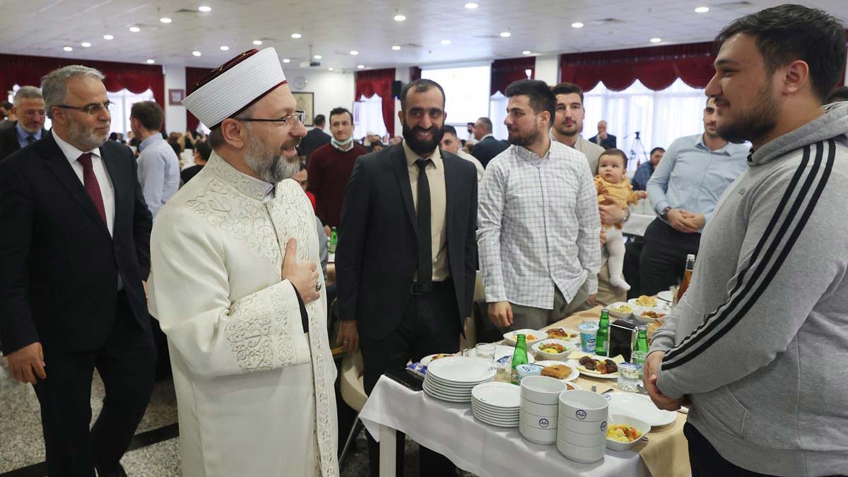 Diyanet i̇şleri başkanı ali erbaş, kurumun yemekhanesinde düzenlenen gençlik iftarı programında gençlerle iftar yaptı.  