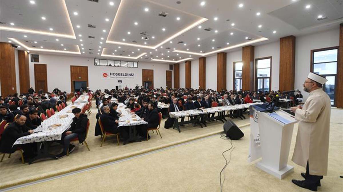 Ali Erbaş, gençlerle iftar yaptı