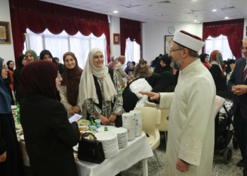 Ali Erbaş, gençlerle iftar yaptı