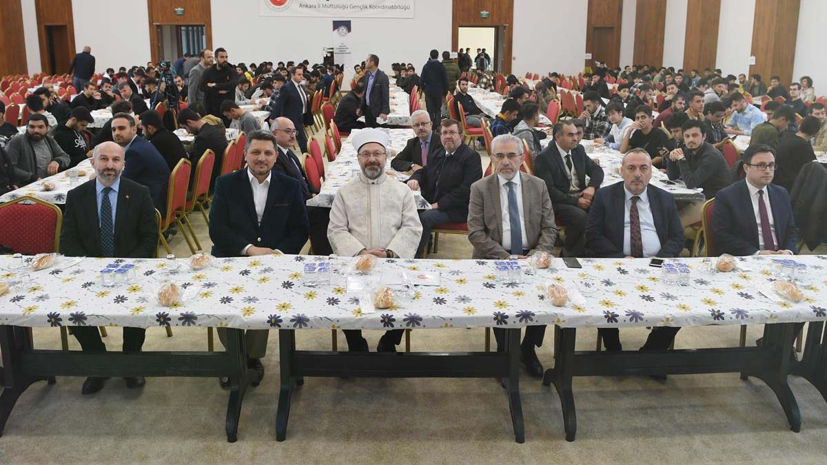 Ankara Müftülüğü Gençlik Koordinatörlüğü tarafından düzenlenen programda Diyanet İşleri Başkanı Prof. Dr. Ali Erbaş gençlerle iftar yaptı.