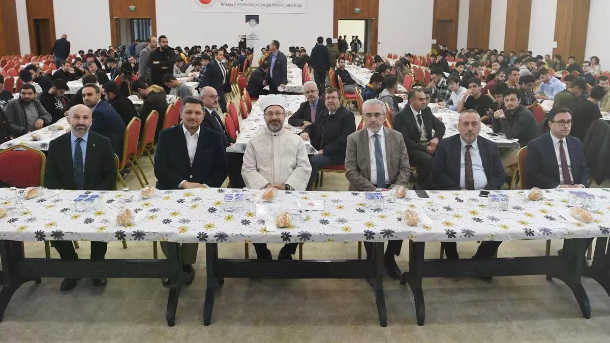 Ankara müftülüğü gençlik koordinatörlüğü tarafından düzenlenen programda diyanet i̇şleri başkanı prof. Dr. Ali erbaş gençlerle iftar yaptı.