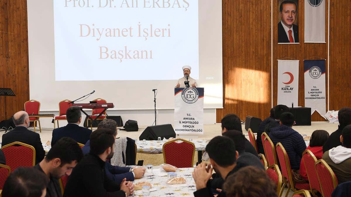 Ali Erbaş gençlerle iftar yaptı