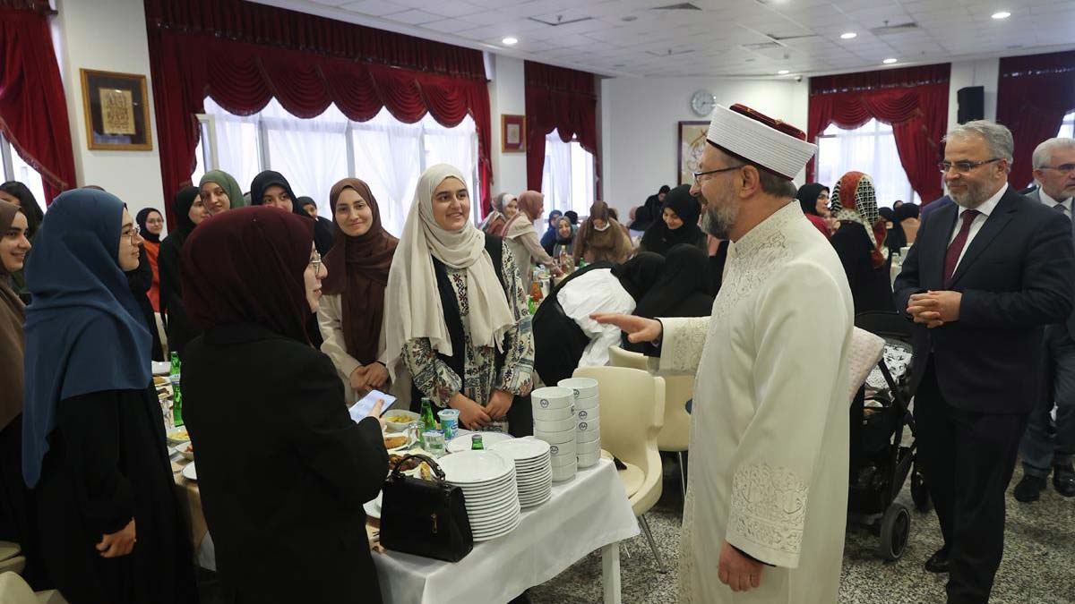 Ali Erbaş, gençlerle iftar yaptı