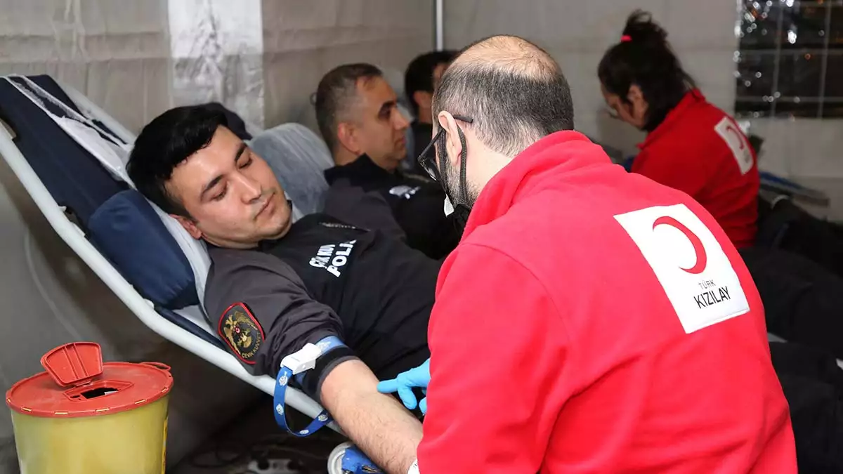 Ankara emniyeti'nden kızılay'a kan bağışı