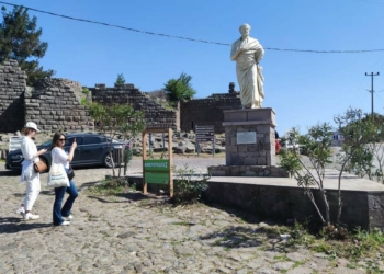 Assos’taki Aristoteles heykeli yenilendi