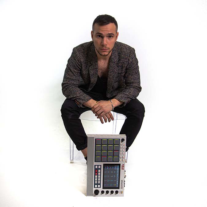 Atilla Ural ilk teklisi "Vibe" ile müzik dünyasında