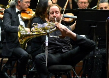 Ayağıyla nota basan Felix Klieser, konser verdi