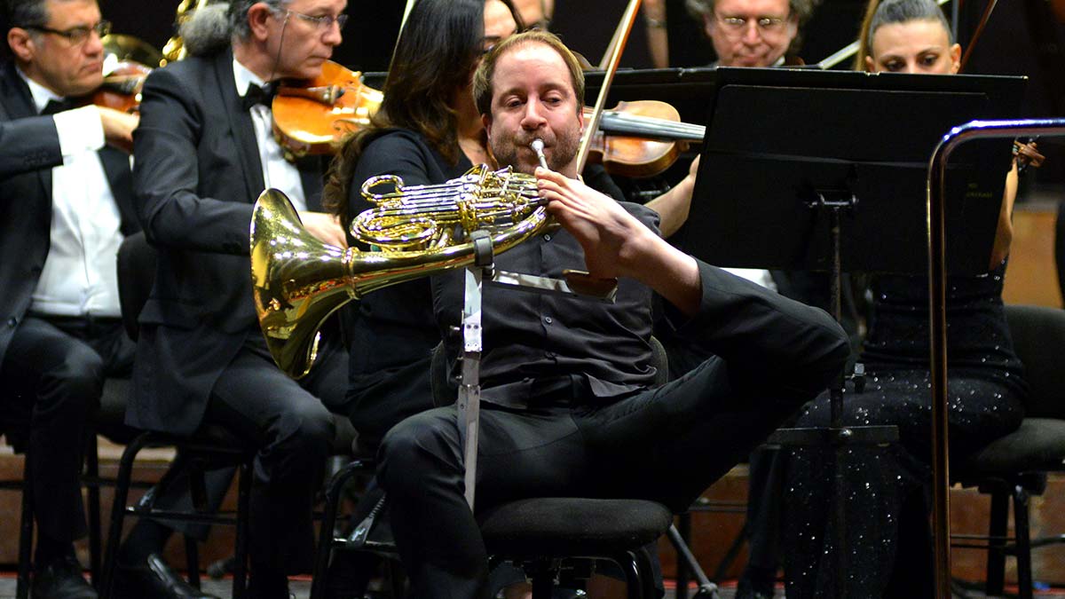 Ayağıyla nota basan Felix Klieser, konser verdi