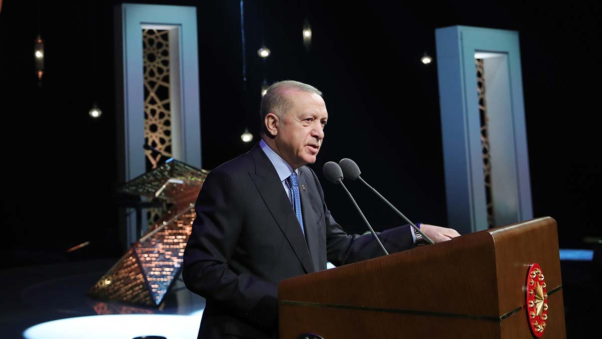 Ayasofya Camii'ni de rücu ettirerek, oyunu bozduk