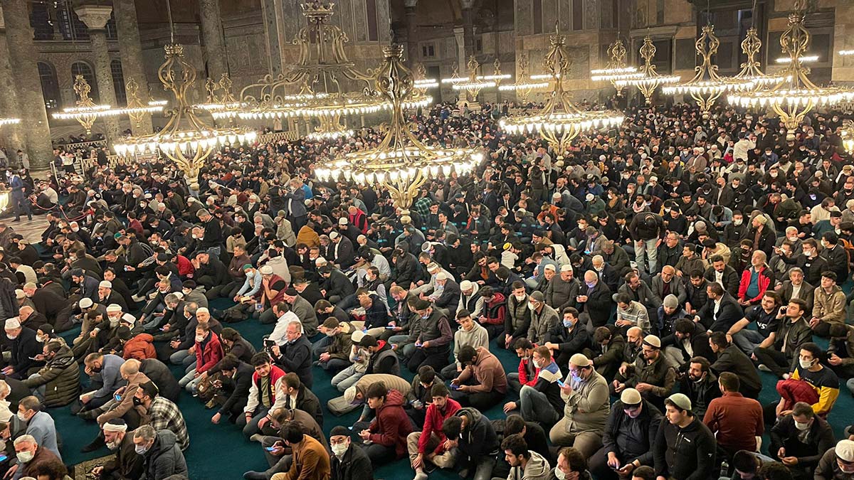 Ayasofya'da 88 yıl sonra ilk teravih namazı
