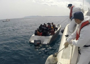 Ayvalık açıklarında 30 kaçak göçmen kurtarıldı