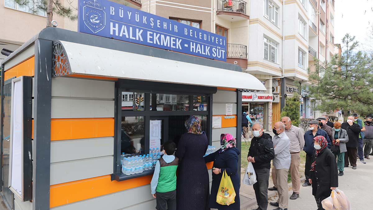 Büyükşehir Belediye Başkanı Prof. Dr. Yılmaz Büyükerşen, sosyal medya hesaplarından yaptığı 2 paylaşımda yeni Halk Ekmek Fabrikası ile küçük ölçekli çiftçiye hasat müjdesi verdi.