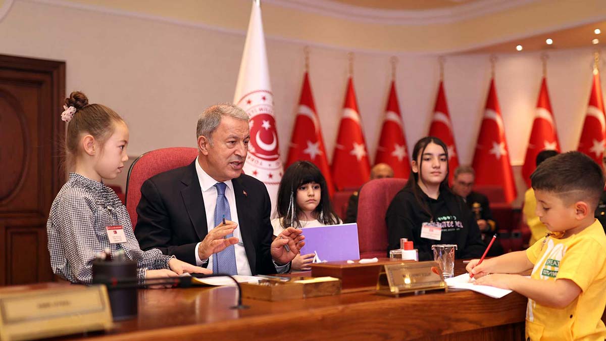 Bakan Akar, şehit ve gazi çocuklarıyla buluştu