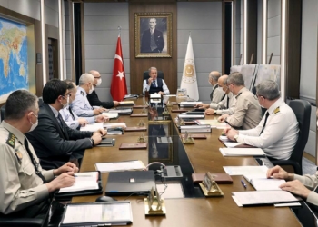Bakan Akar'dan komutanlarla toplantı