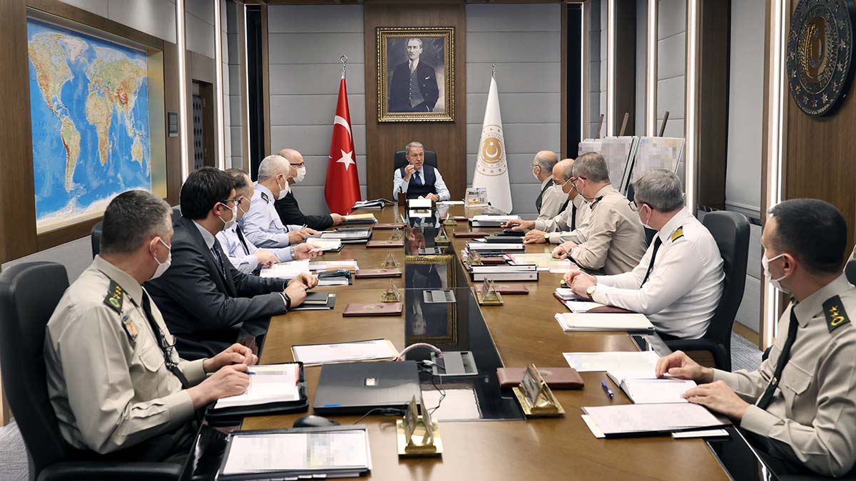 Bakan Akar'dan komutanlarla toplantı