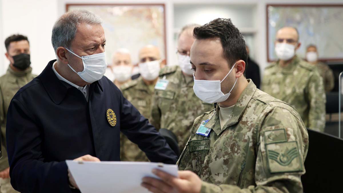 Bakan Akar'ın Kara Kuvvetleri'nde yoğun mesaisi