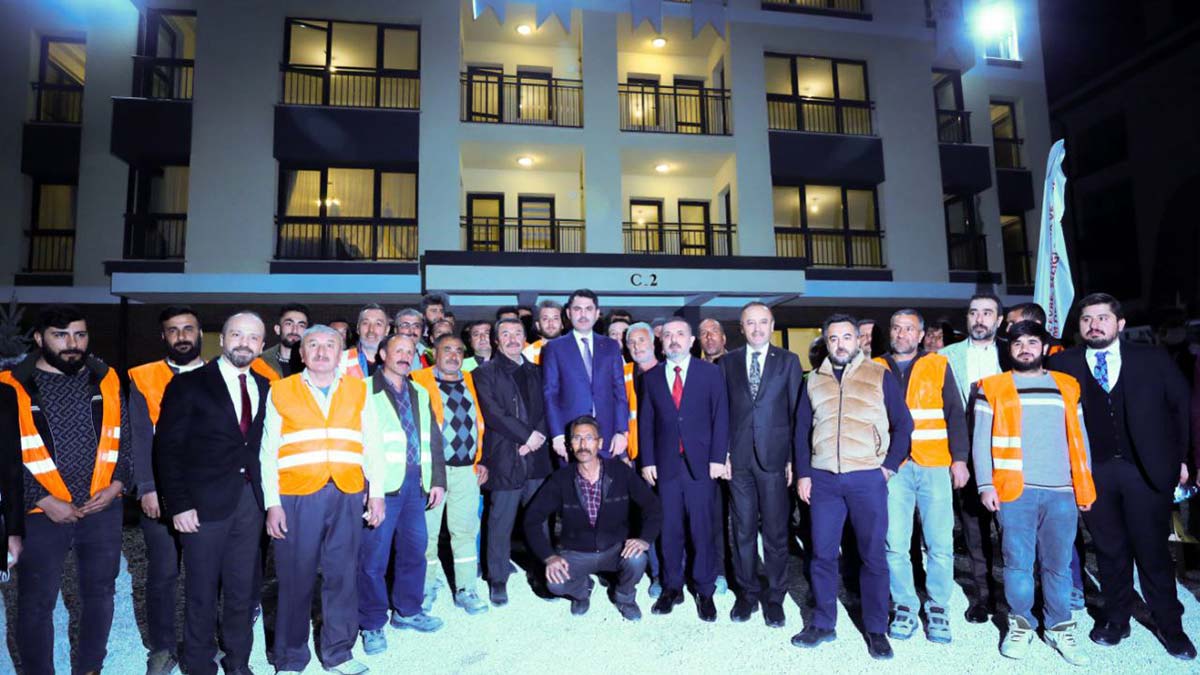 Bakan Kurum, şantiye çalışanlarıyla iftar yaptı