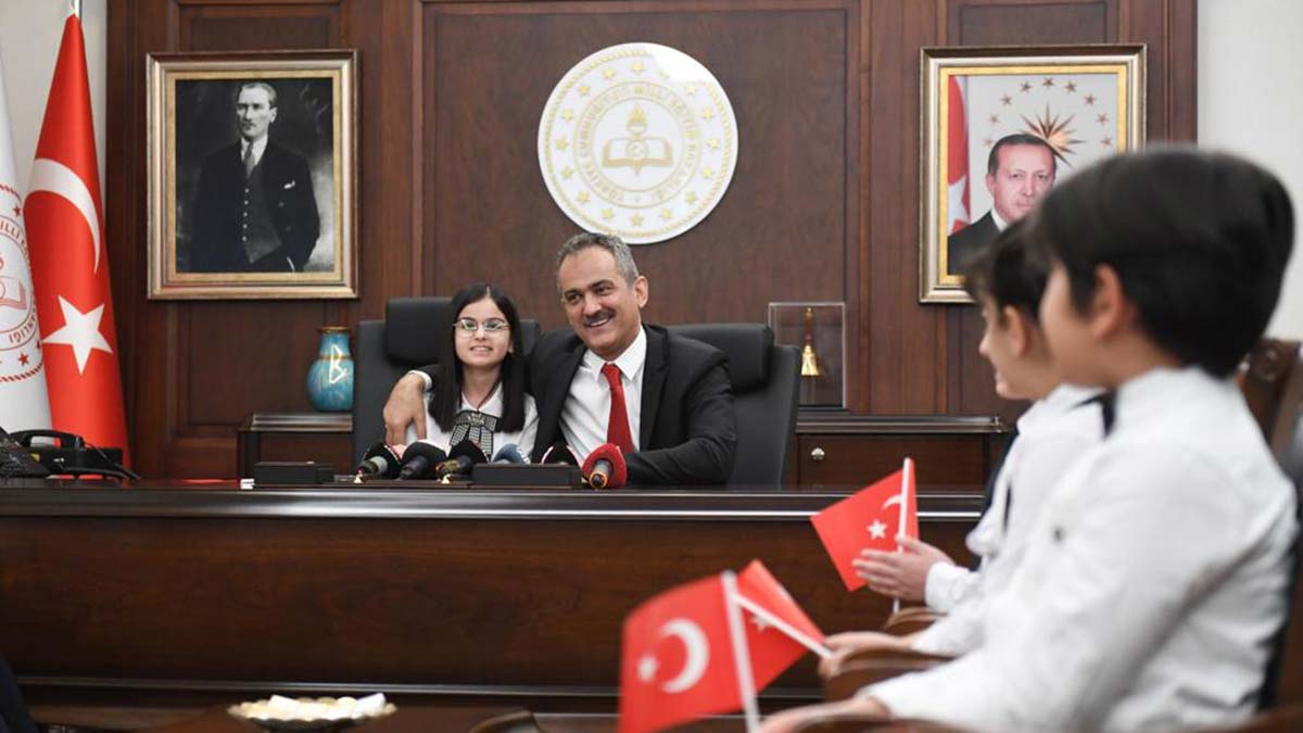 Bakan Özer koltuğunu Yağmur'a devretti