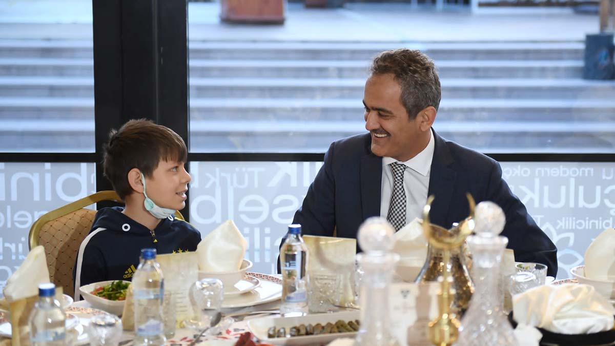 Bakan Özer, yetim çocuklarla iftar yaptı