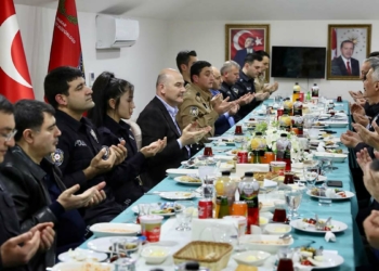 Bakan Soylu, Tuzluçayır polisleriyle sahur yaptı