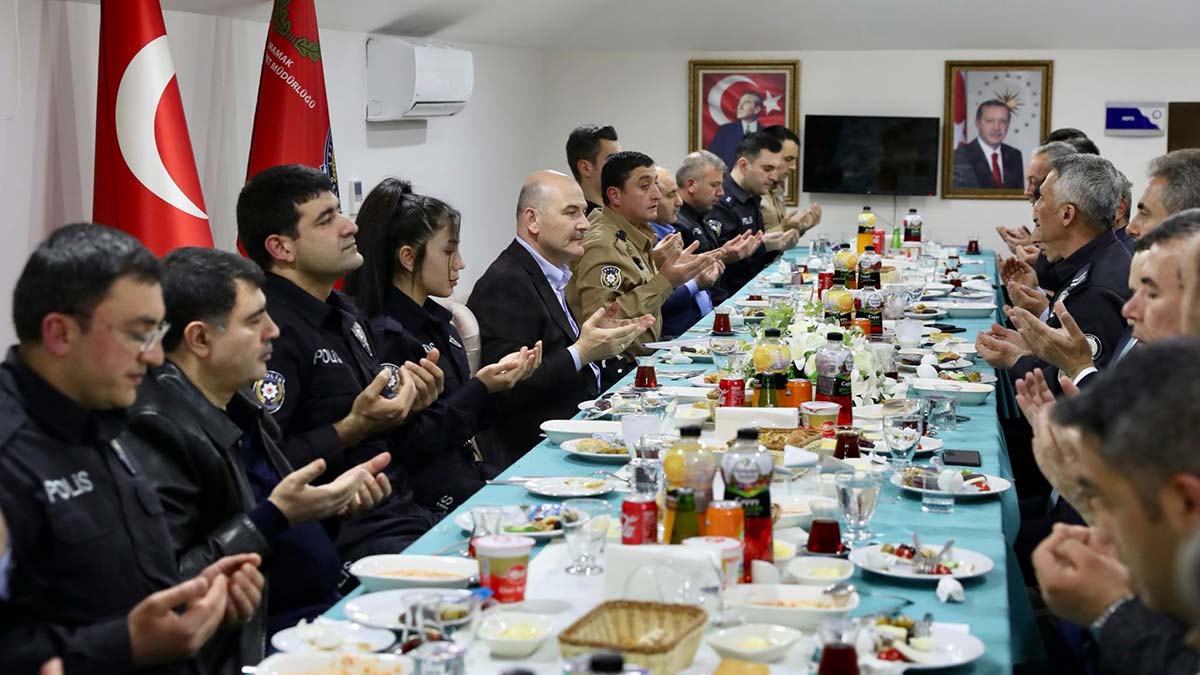 Bakan Soylu, Tuzluçayır polisleriyle sahur yaptı