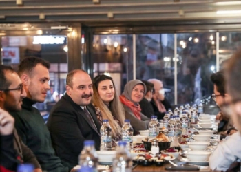Bakan Varank, gençlerle iftarda buluştu