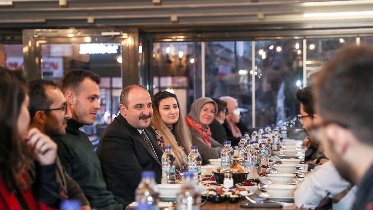 Bakan Varank, gençlerle iftarda buluştu