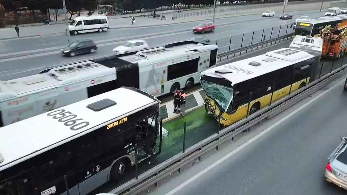 Beylikduzunde iki metrobus carpisti 1 - yaşam - haberton