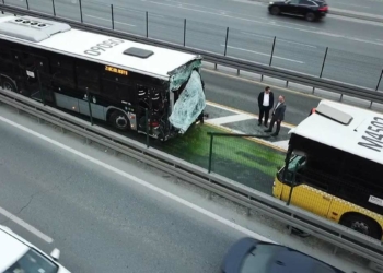 Beylikdüzü'nde iki metrobüs çarpıştı