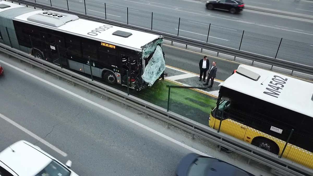 Beylikdüzü'nde iki metrobüs çarpıştı