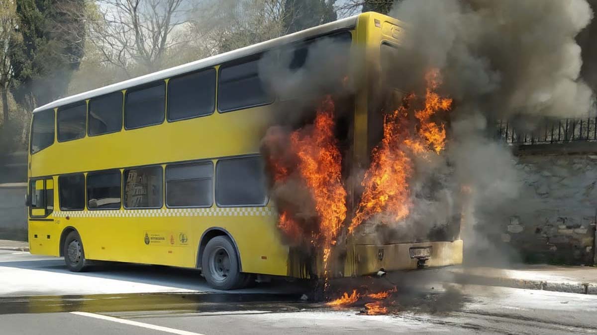 Beyoğlu'nda çift katlı İETT otobüsünde yangın