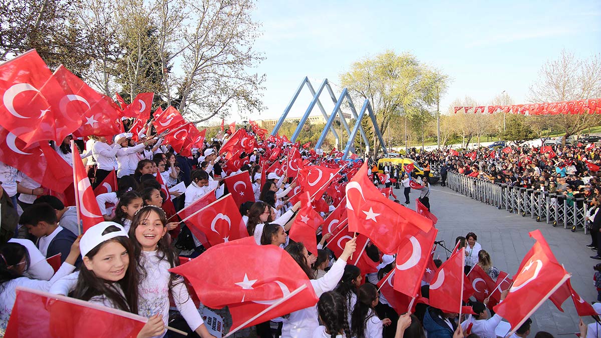 Çankaya Belediyesi, 23 Nisan'ı coşkuyla kutlayacak. Hafta boyunca ilçenin dört bir yanını bayraklarla süsleyen Çankaya Belediyesi, konser, söyleşi, bando ve halk oyunları gösterileriyle haftasonu boyunca Başkentlilere unutulmaz bir bayram coşkusu yaşatacak.
