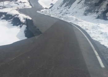 Bingöl'de heyelan; köy yolu çöktü