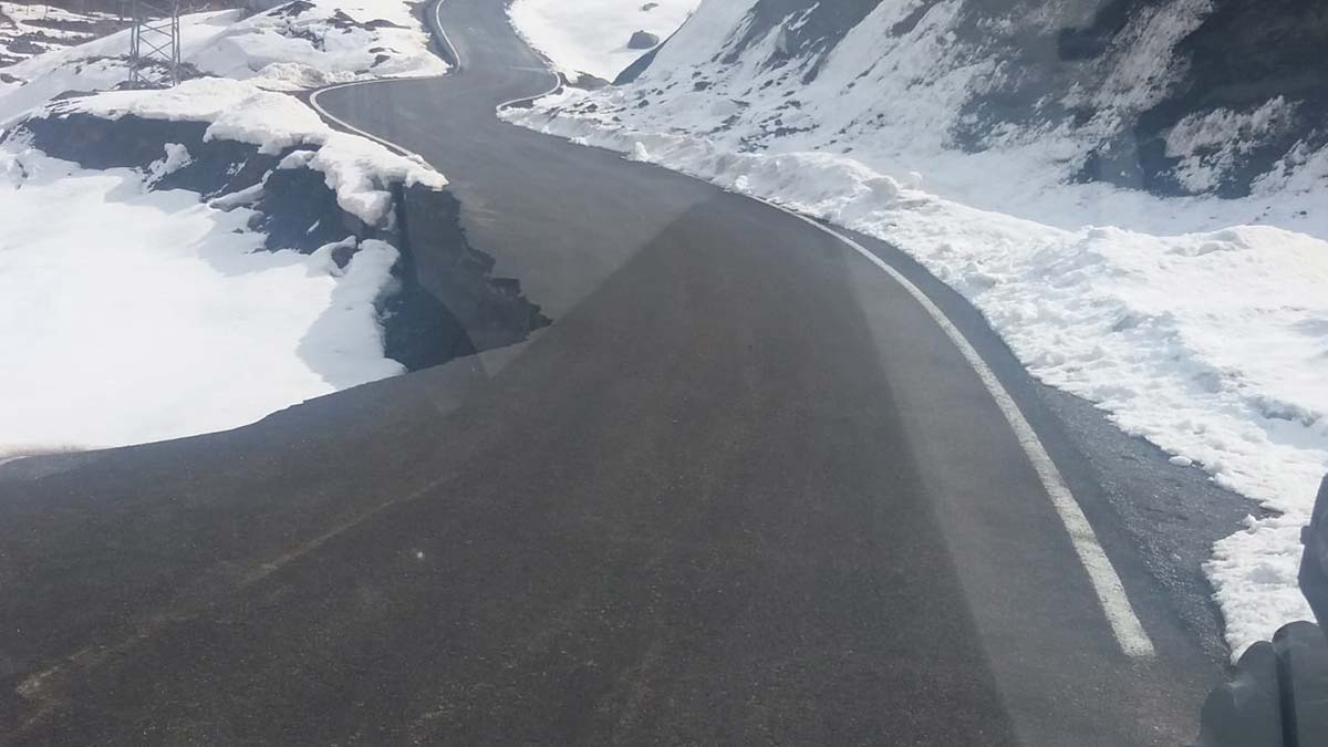 Bingöl'de heyelan; köy yolu çöktü