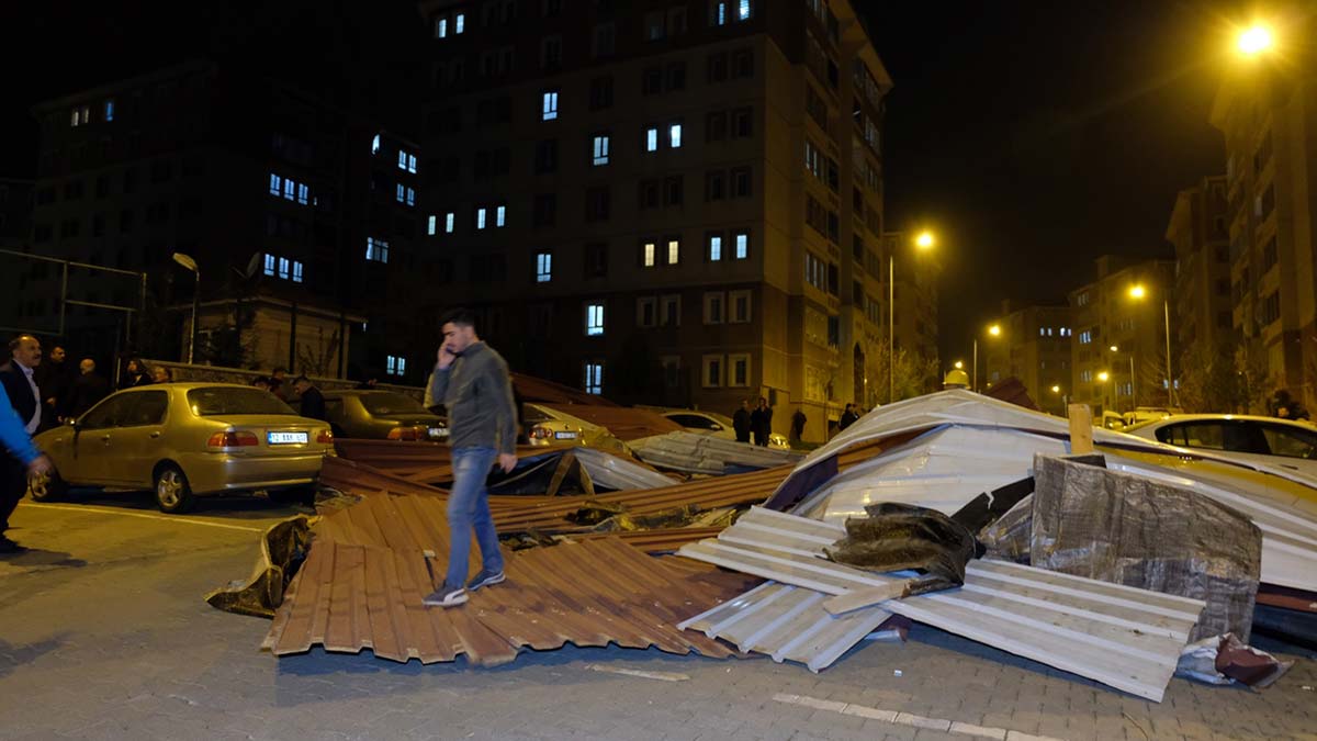 Bingöl'de şiddetli rüzgar; yurdun çatısı uçtu