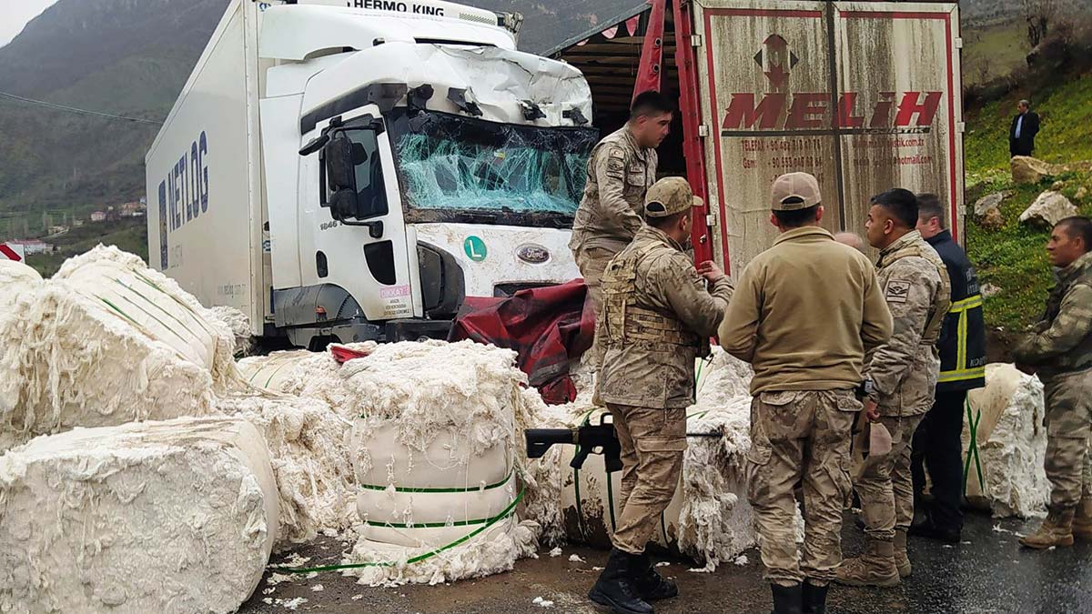 Bitlis'te 2 TIR çarpıştı: 1 yaralı