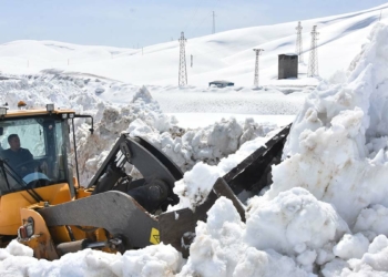 Bitlis'te 6 metrelik karla mücadele