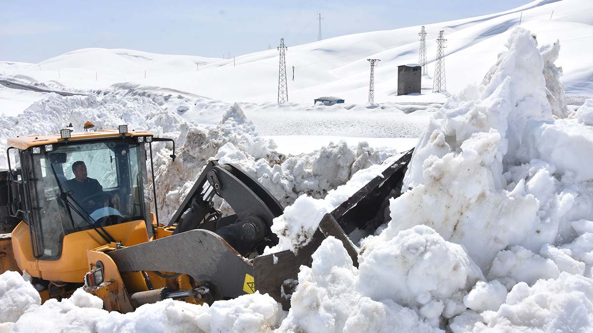 Bitlis'te 6 metrelik karla mücadele
