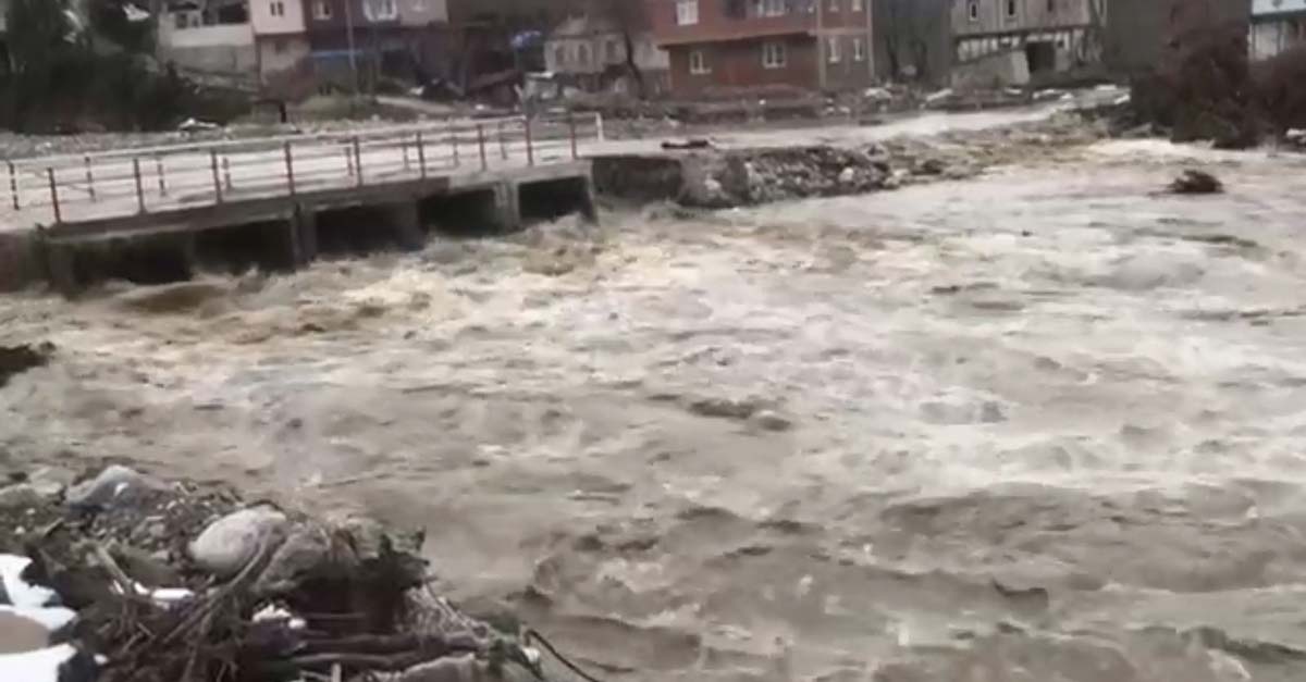 Bozkurt'ta Ezine Çayı'nda su seviyesi yükseldi